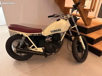 moto yamaha 125 pour décoration de salon