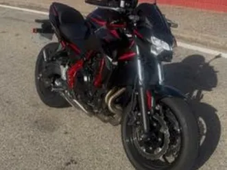 kawasaki - z650 2025 / negra y roja
