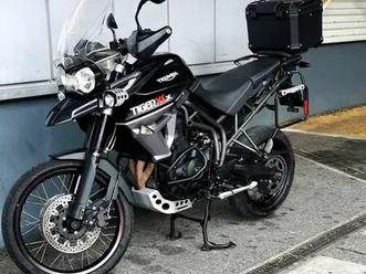 triumph tiger 800 xcx pego