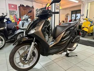 piaggio medley 150 .