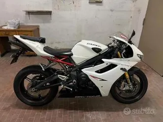 triumph daytona 675r - 2011