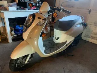 sym mio scooter 2008 only 458 original miles helmet included