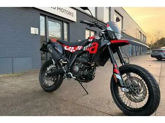 ② 2025 aprilia sx 125 directiemotor - 500 km's