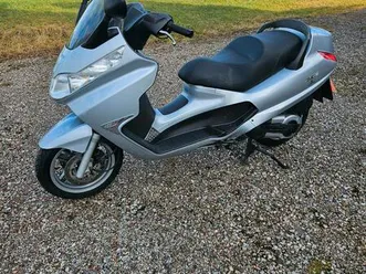 piaggio x8 400 i.e. nur 17000 km / tüv 08/27/ großer kundendienst