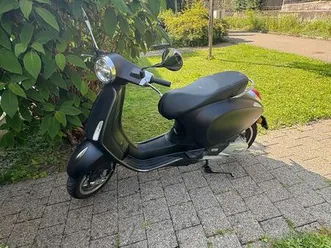 schwarze vespa primavera s 125