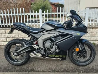 triumph daytona 660. neuve 27 kms