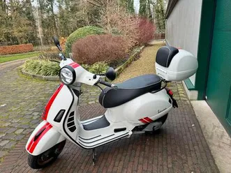② vespa gts 125 super van 2020 met maar 9065km