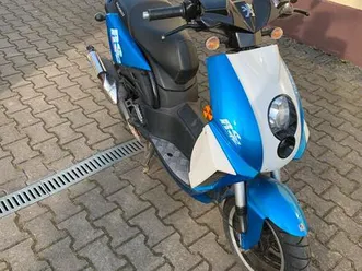 motorroller blau-weiß, stadtflott und sparsam