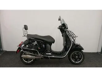 piaggio vespa gts 300 super ** 12 month mot - centre stand - fly screen **