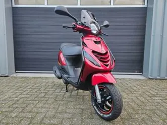 piaggio zip 4t e4 brom bj 06-2020 candy red 4586km + opties! — scooters | piaggio — marktplaats