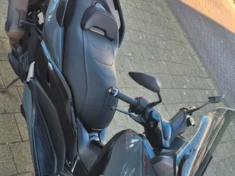 ② yamaha xmax tech 125 cc