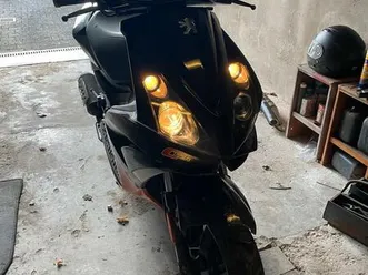 schwarzer motorroller mit beleuchtung