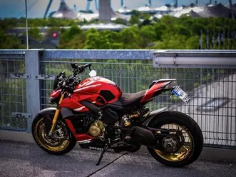 ducati streetfighter v4s mit viel zubehör und anbauteilen