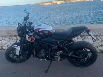 triumph trident 660 triple tribute bianco