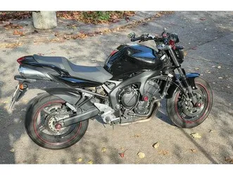 yamaha fz6-n s2 naked bike, schwarz mit roten elementen