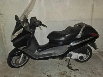 piaggio x8 400e a debattre