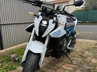 moto gsx-8s blanche rabaissée - 2023 - 2050km
