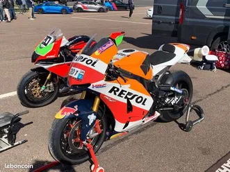 moto piste répliqua marquez