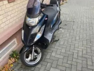 schwarzer motorroller 125 ccm - sehr sparsam