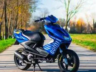 yamaha aerox 50 edizione tributo valentino rossi