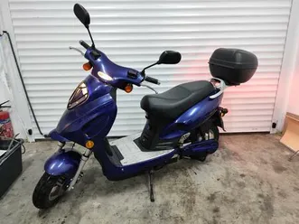 sehr gepflegter e-roller – garagenfahrzeug – probefahrt möglich