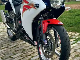 ② honda cbr250r in concourstaat