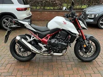 honda cb750 hornet 950 miles. serviced. beautiful condition. extras.