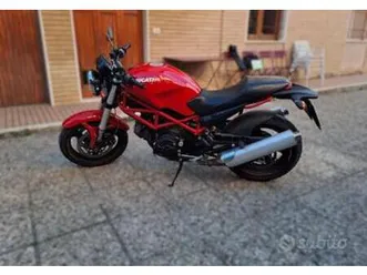 ducati monster 695 .