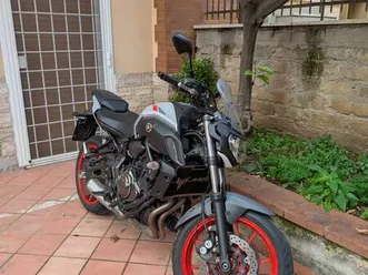 yamaha mt-07 rosso