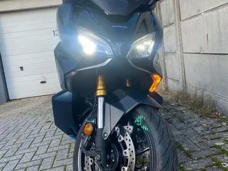 ② honda forza 750 top staat