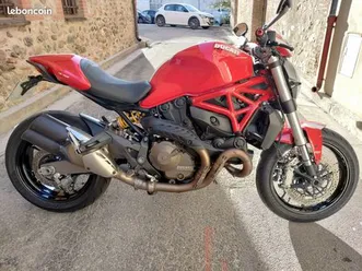 ducati monster 821 stripe très bon état (a2 possible)