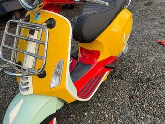 vespa primavera 50 sean watherspoon