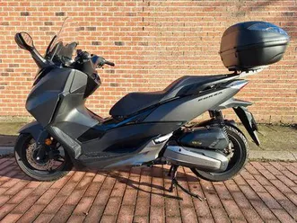 ② forza 125 - 9910 km - 1 ste eigenaar - nieuwstaat ! ! !