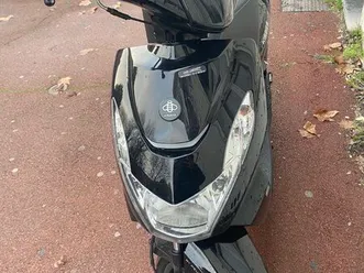 je vends mon scooter ( à cause de un déménagement en très bon état, bien entretenu. démarre parfaitement, économique et idéal pour les déplacements en ville