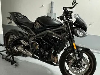 triumph street triple rs black carbone – 4 500 km – équipements & pièces carbone