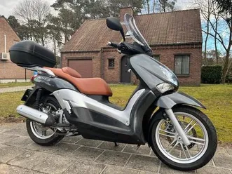 ② yamaha x city 250 état neuf 2ème propriétaire 4500 km