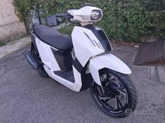 peugeot tweet 125 cc bianco
