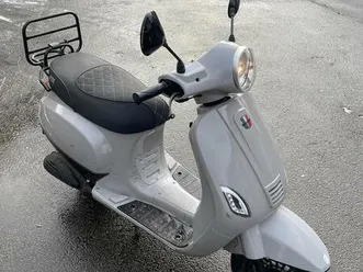 ② brommer scooter a klasse start en rijdt met papieren