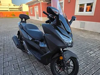 honda forza, preta, em muito bom estado - oferta de capacete e blusão rio maior