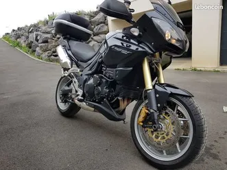 triumph tiger 1050 abs noir en excellent état + selle confort + top cas + valises latérales