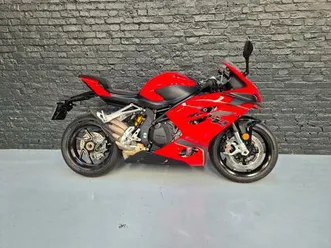 ② qjmotor srk 921 rr : des performances sportives à l'état pur