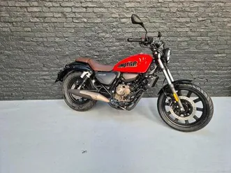 ② qj motor srv 125 : un croiseur compact plein de caractère