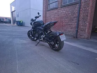 ② motor triumph naked 660 cc