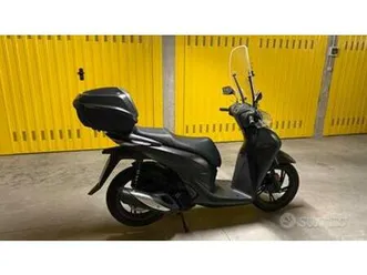 sh150i 2023 con top box, parabrezza e paramani