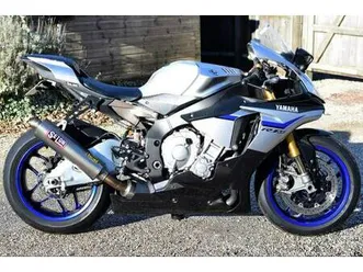 yamaha r1m (9500 miles, £££s spent seton tuning) 2016 16 reg