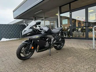 triumph daytona 660