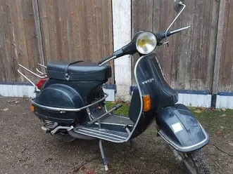 vespa piaggio px 125 noir de 1984 ,2eme mains depuis 1986, contrôle fait et favorable, 7428 km d'origine. tbe