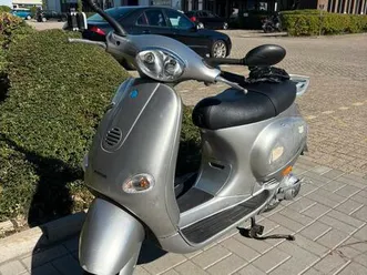 ② vespa et4 125 cc – roule parfaitement – prête à partir