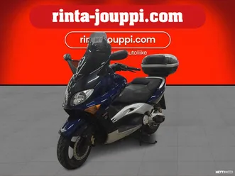 xp500 500 cc mahdikas skootteri, takalaukku, tuulilasi, keskiseisontatuki