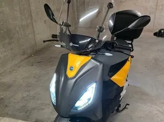 ② electrische scooter piaggio one